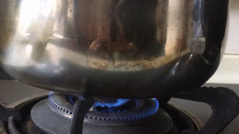 苹果西米露,中小火,煮10分钟,边煮边搅拌,以免西米糊锅
