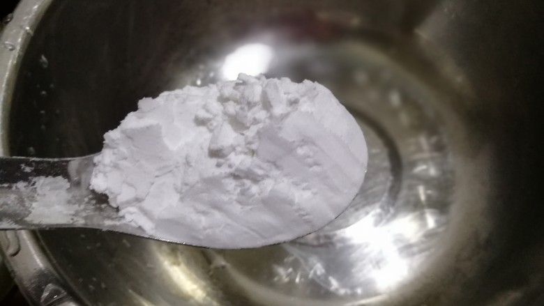 干炸鲜蘑,准备一个深一点的小盆儿,放入4勺淀粉。