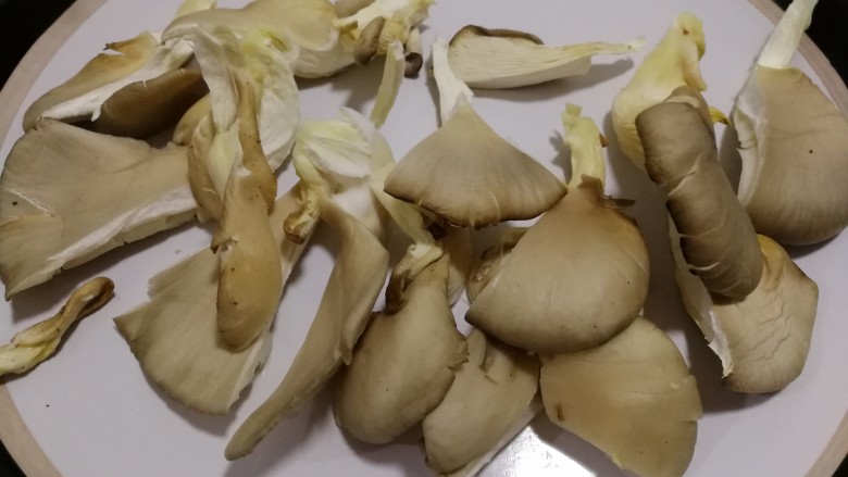 干炸鲜蘑,将平茹,撕成均匀的小块,