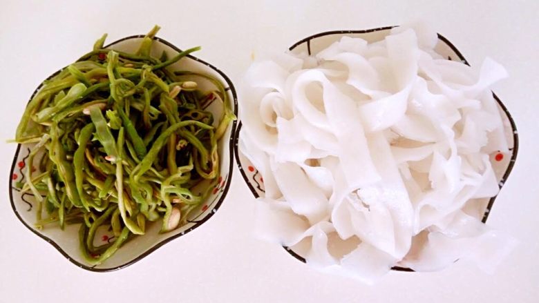 现猪肉烩干豆角,准备食材:需要注意,<a style='color:red;display:inline-block;' href='/shicai/ 6246'>干豆角</a>丝需要提前用热水泡好。粉条要选择湿粉条,如果干粉条的需要提前泡好备用。除了这些,还有各种调料。