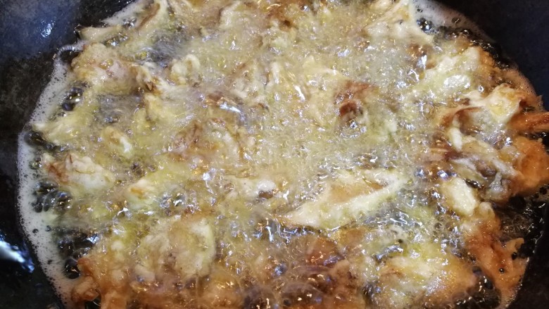 干炸鲜蘑,平菇炸至变色浮起,后捞出,放置一边,在全部炸好后,再重新炸一遍。