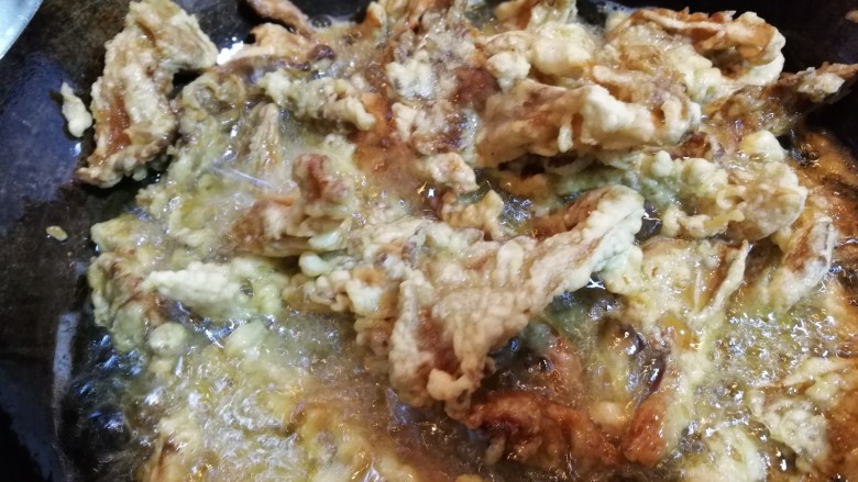 干炸鲜蘑,这是炸第二遍的平茹哦,炸好的平菇会外皮更酥脆。