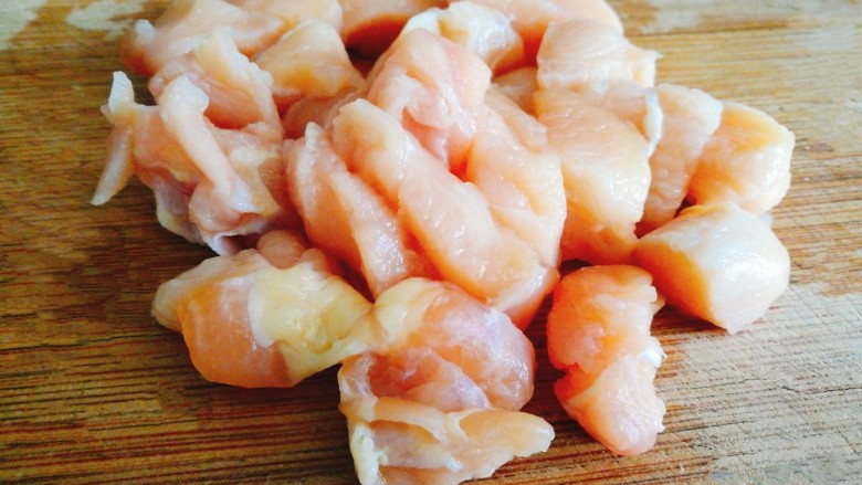 一个人的美食~黑椒鸡丁饭,<a style='color:red;display:inline-block;' href='/shicai/ 101'>鸡胸肉</a>洗净切丁