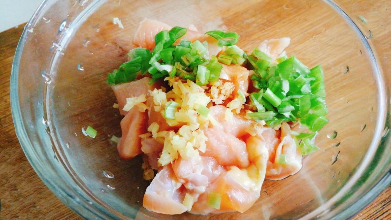 一个人的美食~黑椒鸡丁饭,鸡肉中加入葱姜末<a style='color:red;display:inline-block;' href='/shicai/ 788'>生抽</a>