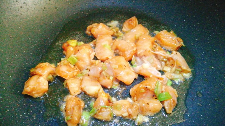 一个人的美食~黑椒鸡丁饭,锅中另放油 炒鸡丁