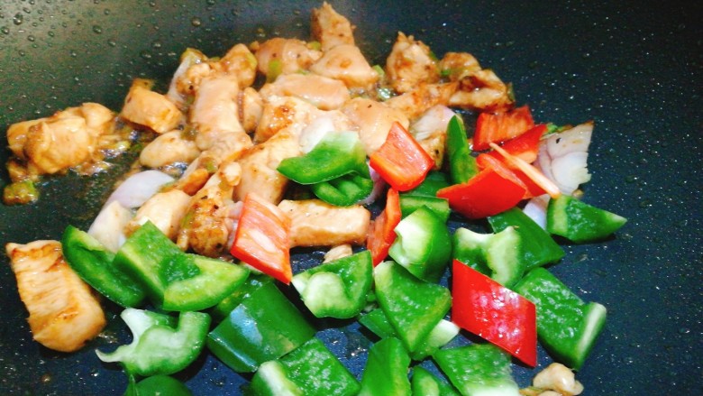 一个人的美食~黑椒鸡丁饭,鸡肉炒变色后加入青红椒