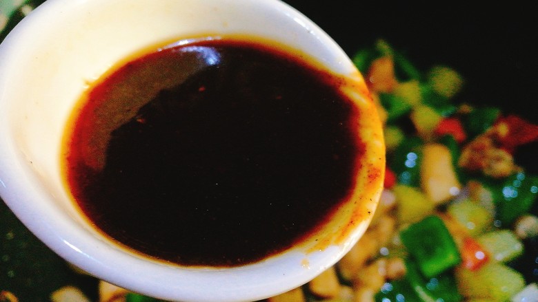 一个人的美食~黑椒鸡丁饭,加入黑椒酱 生抽