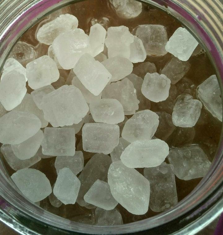 自酿葡萄酒,每天打开搅拌一下,有利于着色,搅拌时找一双没用过的筷子,用过的筷子会有油,不利于发酵。第二天会开始发酵,开始有小气泡产生。
