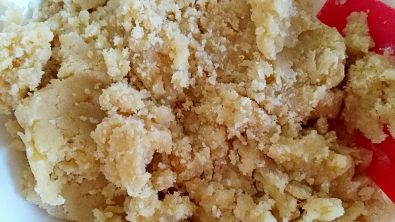 美味茶点——粗粮炉果,用刮刀翻拌至无干粉,抱团
