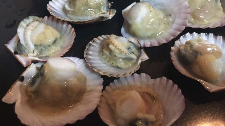 一锅出海鲜烩,捞出来的贝壳再洗一洗,把里面的泥肠之类不能吃的东西摘掉。