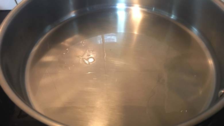 一锅出海鲜烩,另取一口大的平底锅,热锅,加3汤匙油。