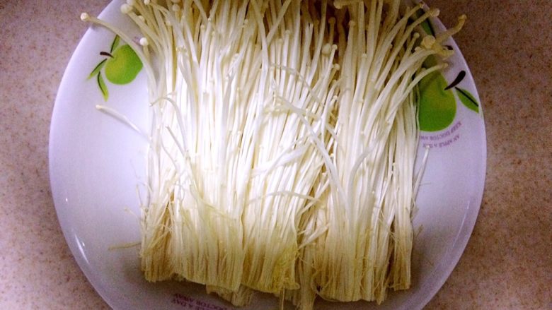 懒人菜谱 金针菇肥牛煲,<a style='color:red;display:inline-block;' href='/shicai/ 234'>金针菇</a>切掉根部,洗净
