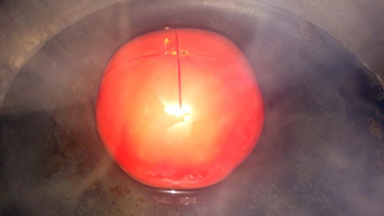 懒人菜谱 金针菇肥牛煲,<a style='color:red;display:inline-block;' href='/shicai/ 3551'>西红柿</a>顶部划十字花刀,放在开水里烫一下,去皮备用