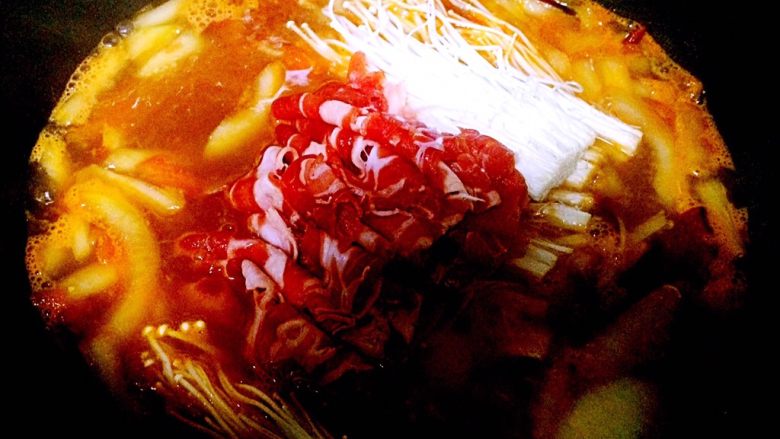 懒人菜谱 金针菇肥牛煲,放入<a style='color:red;display:inline-block;' href='/shicai/ 226'>肥牛</a>继续烧开即可出锅!