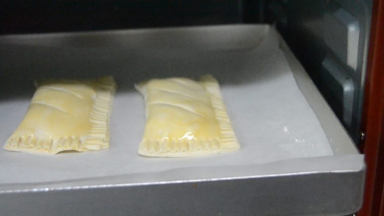香蕉派,烤箱预热170°,烤25分钟