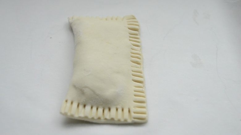 香蕉派,用叉子在边缘压紧,压出花纹