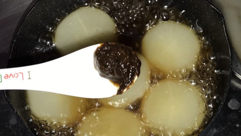 素之食谱—煎萝卜,加入<a style='color:red;display:inline-block;' href='/shicai/ 705'>豆瓣酱</a>拌匀后盖盖,中火煮