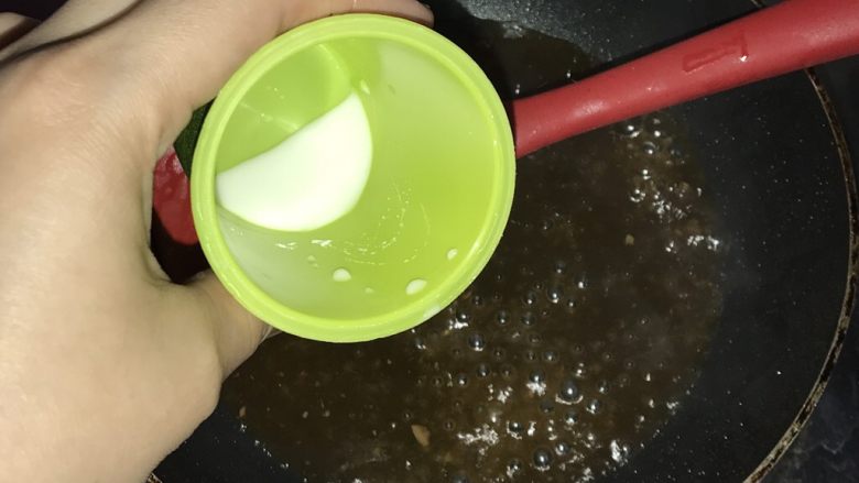 素之食谱—煎萝卜,煎萝卜的锅里加入100-150g煮萝卜的汤,用些淀粉水勾芡,使汤变稍稠即可。