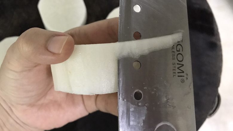 素之食谱—煎萝卜,把每段萝卜上下两边都削圆棱角,一为外形好看,二在加热过程能防止萝卜散架。