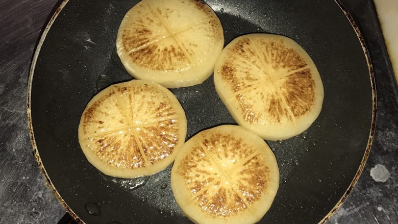 素之食谱—煎萝卜,煎至产生焦痕后翻面,继续煎第二面。第二面也煎出焦痕后取出。