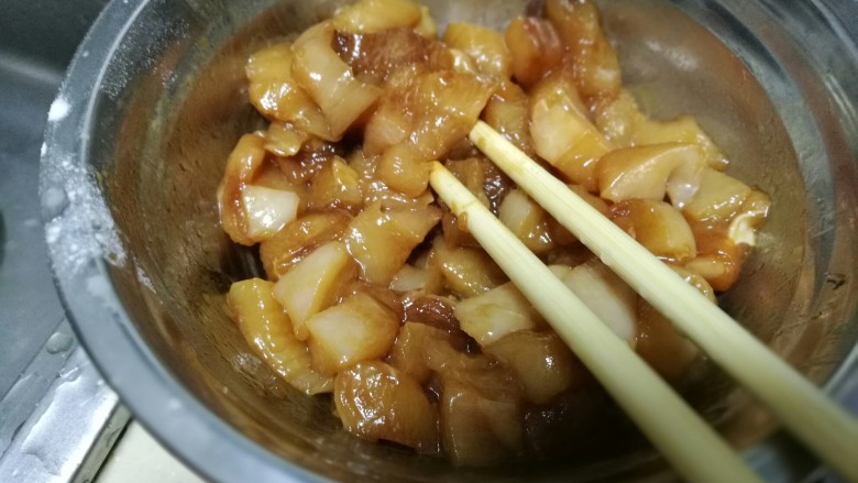 辣子鸡丁,腌制好的鸡肉是这样子的,油润。