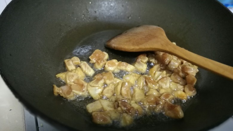 辣子鸡丁,热锅热油,入鸡肉,爆炒2分钟。鸡肉很容易熟,炒久了容易老。
有些人喜欢吃炸鸡口味,会直接油炸,我喜欢嫩一点的口感,所以选择的爆炒。
