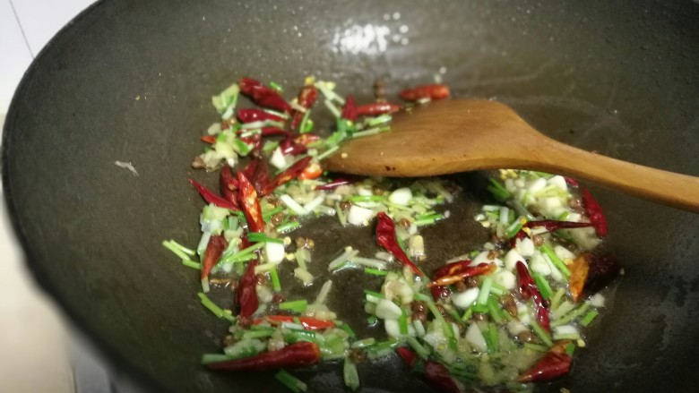 辣子鸡丁,中火大概1~2分钟就可以,一定要注意火候,太过了会烧焦,不够又不香。