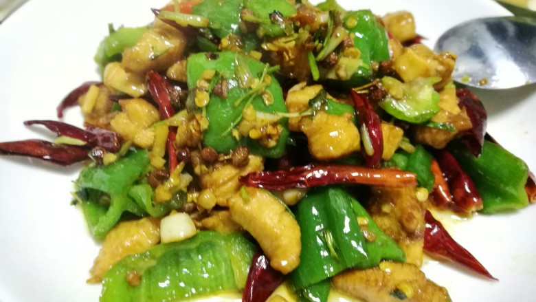 辣子鸡丁,加入青椒(不辣的)(这时候加,是为了保持新鲜辣椒的脆脆口感),翻炒1分钟左右。