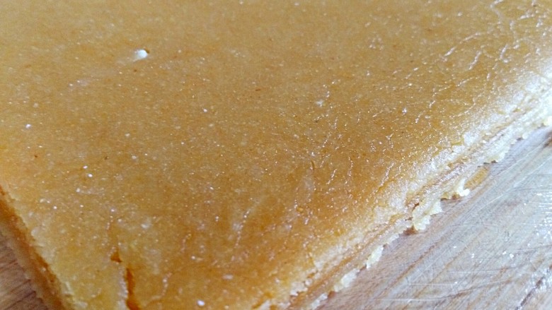 美味茶点——粗粮炉果,用刮板修整一下,切去不整齐的边缘