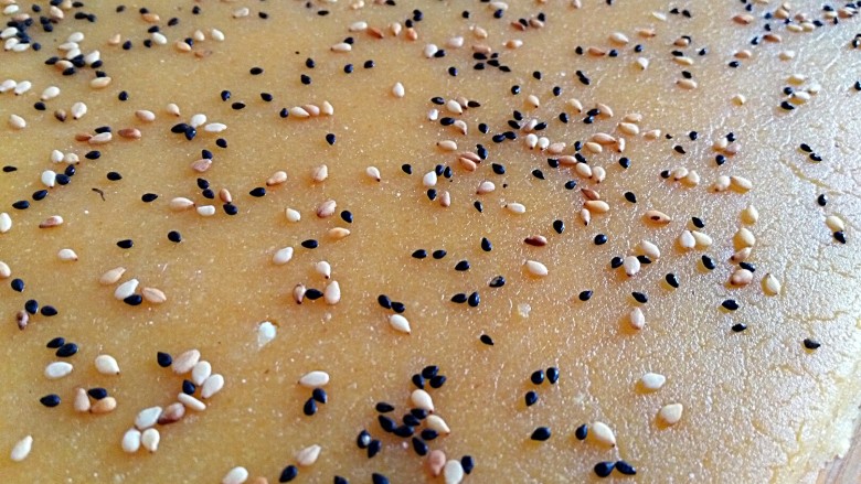 美味茶点——粗粮炉果,均匀撒上黑白芝麻,用擀面杖稍加擀一下
ps:擀一下,芝麻不易脱落