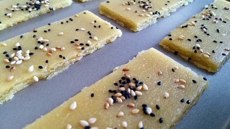 美味茶点——粗粮炉果,借用刮板将饼干胚轻轻移至不粘烤盘
朵妈用的三能28*28不粘金盘,做个参考
ps:如果你的不是不粘烤盘,就铺上油纸或油布