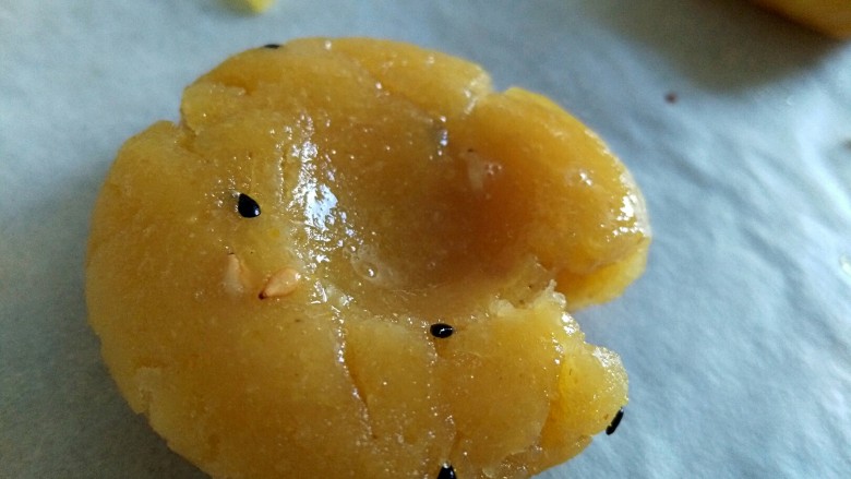 美味茶点——粗粮炉果,切去的边边角角,朵妈嫌费事,直接做成饼状,轻轻用拇指按了一下,也很漂亮,对吧!