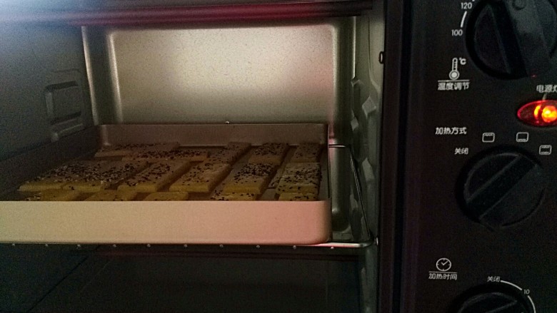 美味茶点——粗粮炉果,放入预热好的烤箱
烤箱中层,上下火,150度,15-20分钟