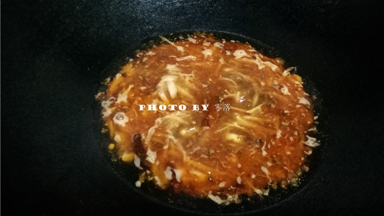 红烧鱼,倒入适量清水;