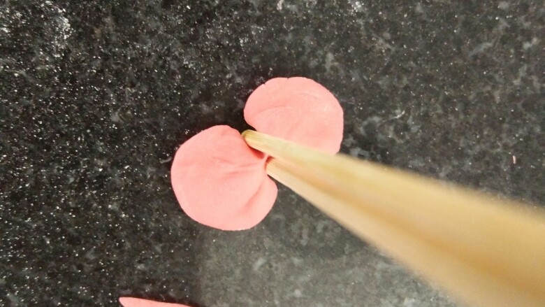 小白兔馒头,圆饼做蝴蝶结,用筷子夹起