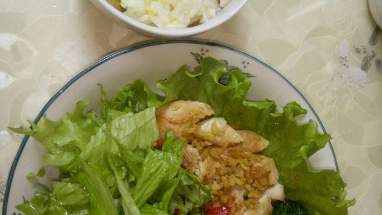 #鸡排#,开水煮开＋点油灼一灼，锅里少放橄榄油把鸡胸肉煎熟，起锅。