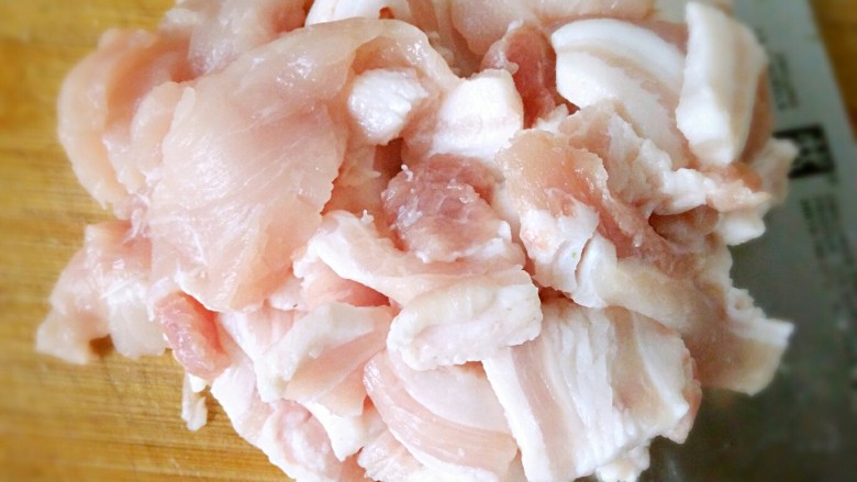 胡萝卜肉水饺,做馅:五花肉切块或片