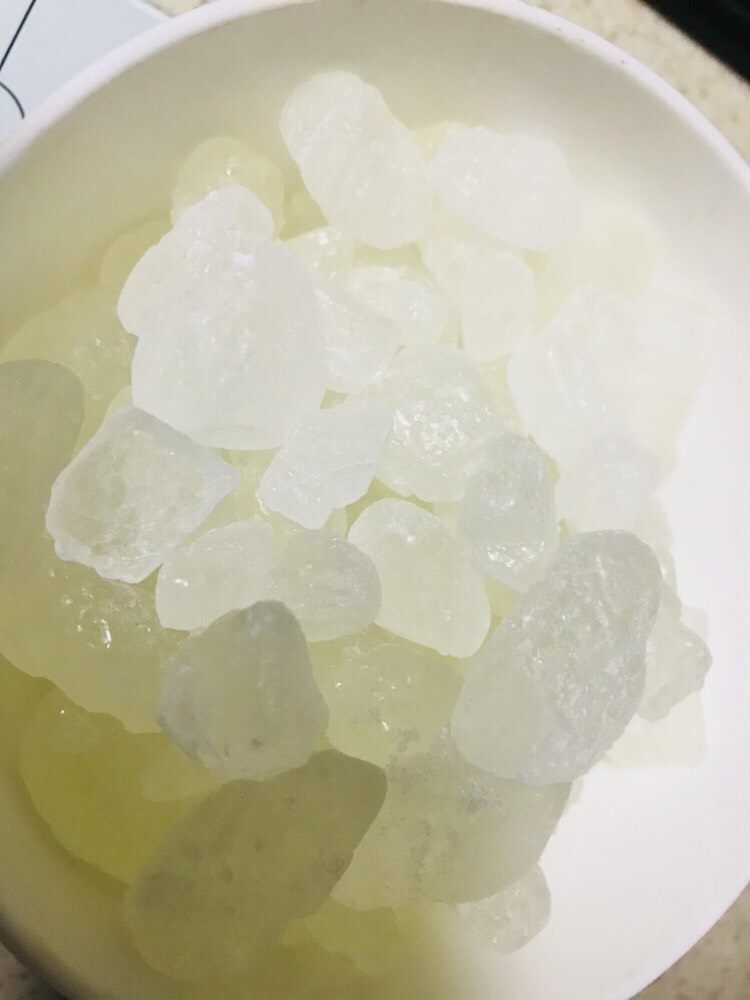 秘制百香果蜜,5斤百香果，出果肉和汁2斤，按照汁和<a style='color:red;display:inline-block;' href='/shicai/ 866'>冰糖</a>5:2的比例，加入400克<a style='color:red;display:inline-block;' href='/shicai/ 866'>冰糖</a>。最好使用多晶<a style='color:red;display:inline-block;' href='/shicai/ 866'>冰糖</a>，具有中医所说的更显著的药用功效。
