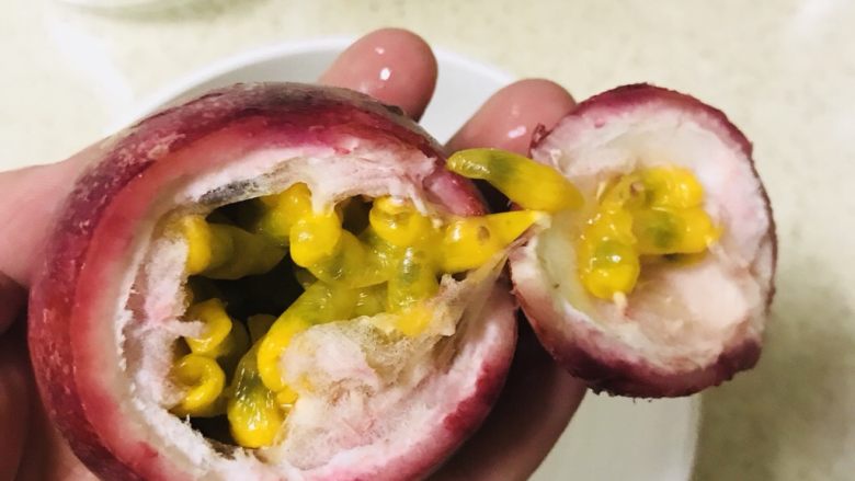 秘制百香果蜜,用开果器打开，勺子挖出果肉。不建议直接对半切开，否则果汁会流出来，影响出汁率哦