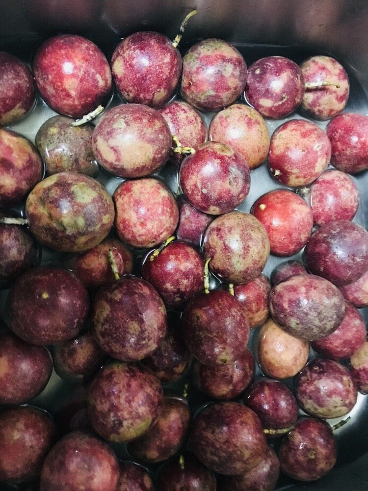 秘制百香果蜜,温水洗干净
