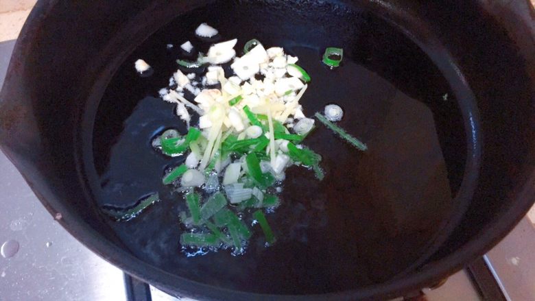实用快手系列@@甘蓝菜尖椒炒肉丝,锅里下油,油热煸炒葱蒜出香味。