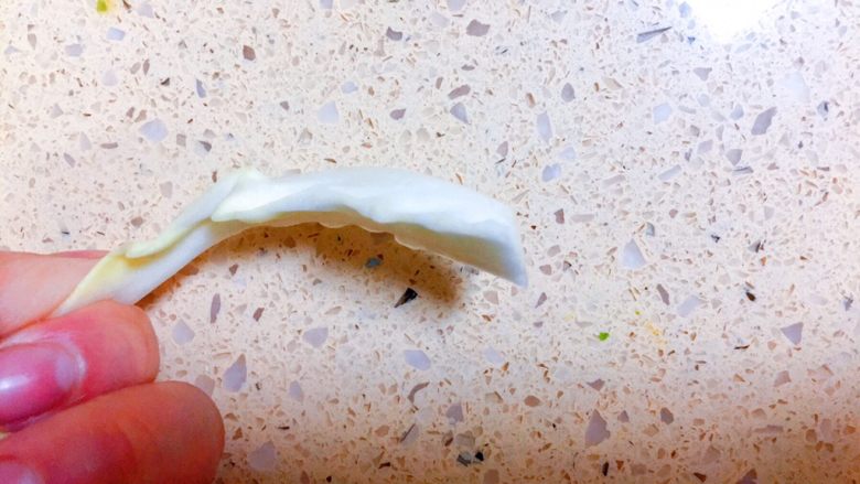 实用快手系列@@甘蓝菜尖椒炒肉丝,我习惯把里面大梗都挑出去,检查有宽的,再改刀切细了。让大家都比较均匀。
