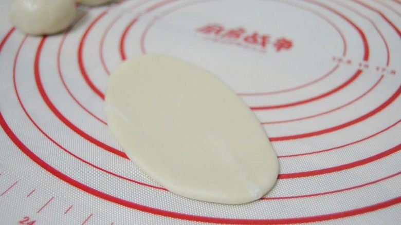 蛋黄酥,取一个面团,用擀面杖擀成长舌状