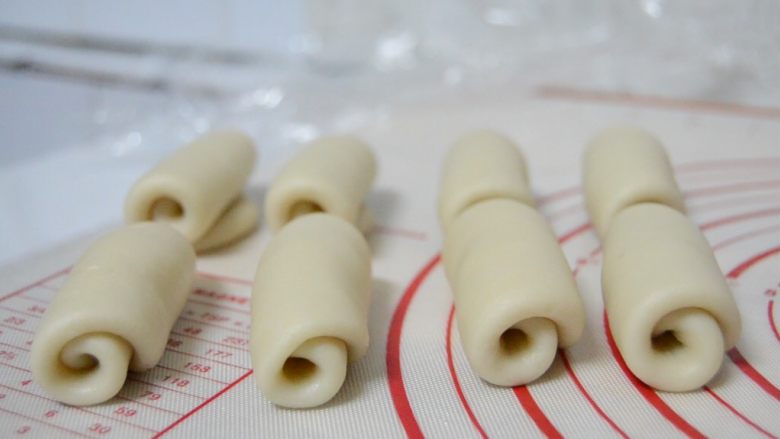蛋黄酥,依次擀好所有的面团,盖保鲜膜松弛20分钟