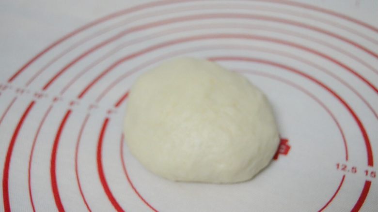 蛋黄酥,揉成团,用保鲜膜盖住,松弛半小时