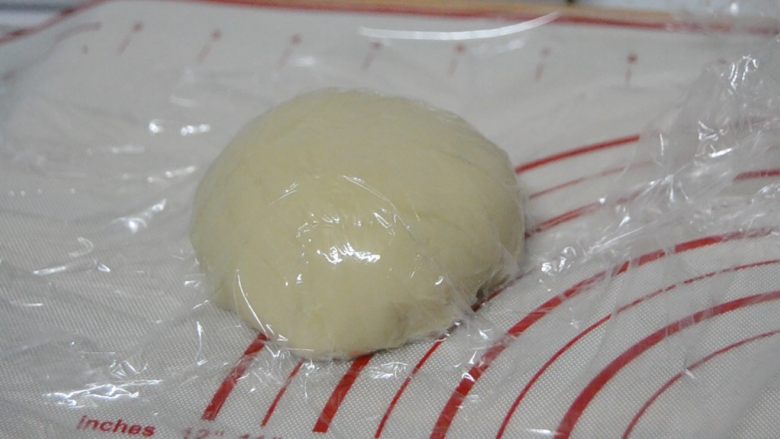 蛋黄酥,用保鲜膜盖住,松弛半小时
