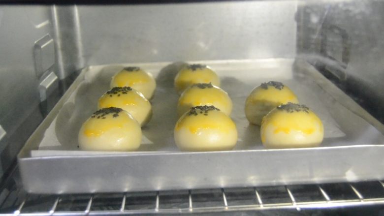 蛋黄酥,烤箱预热180°,烤30分钟,烤好晾凉即可食用