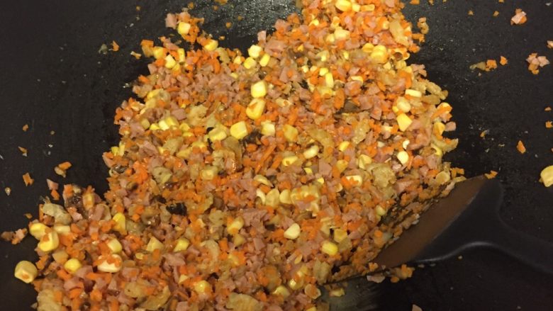 良心炒饭,接着把所有食材都倒进去炒熟就可以啦