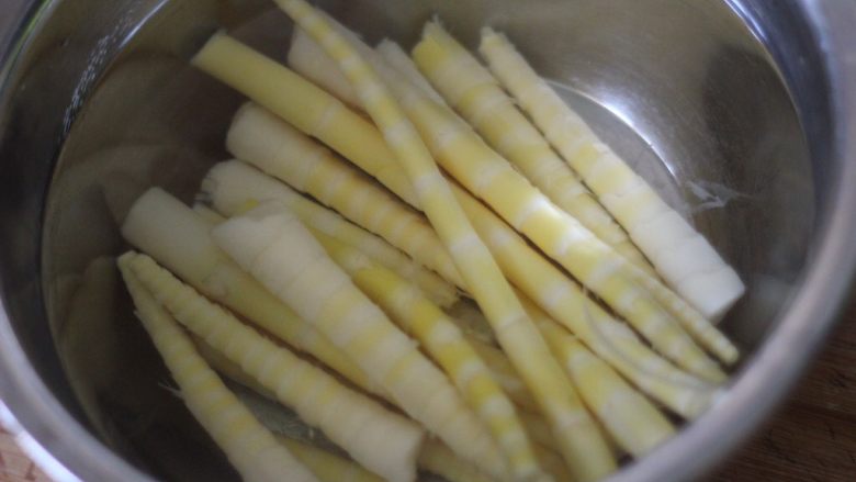 红油笋尖 最爱这种辣,嫩笋用清水浸泡30分钟以上,再淘洗两遍去苦涩味儿。