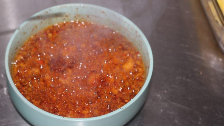 红油笋尖 最爱这种辣,加热好的油直接往准备好的调料碗里一倒!兹啦啦~满屋飘香!